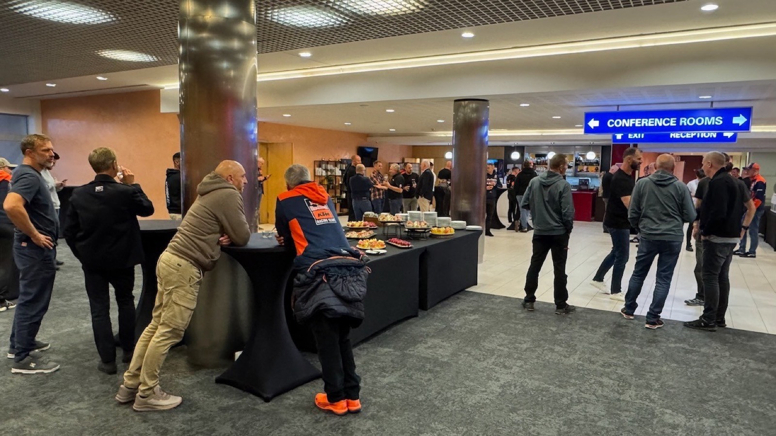 Setkání ve vestibulu hotelu před večerní prezentací KTM
