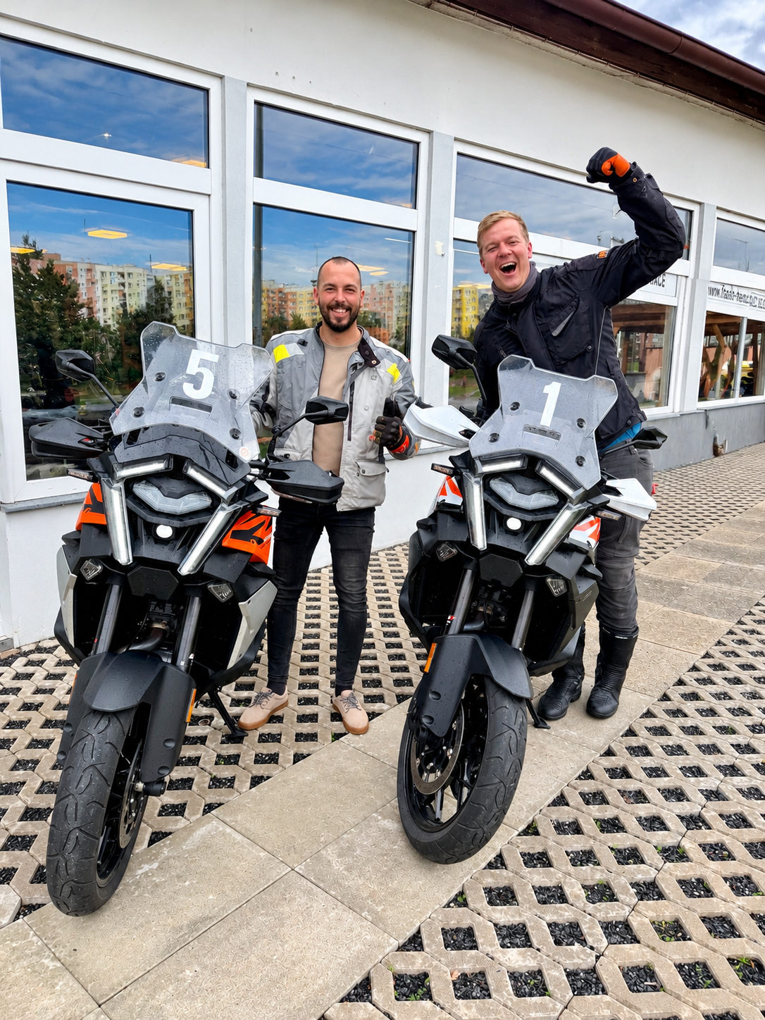 Usměvaví jezdci na motocyklech KTM