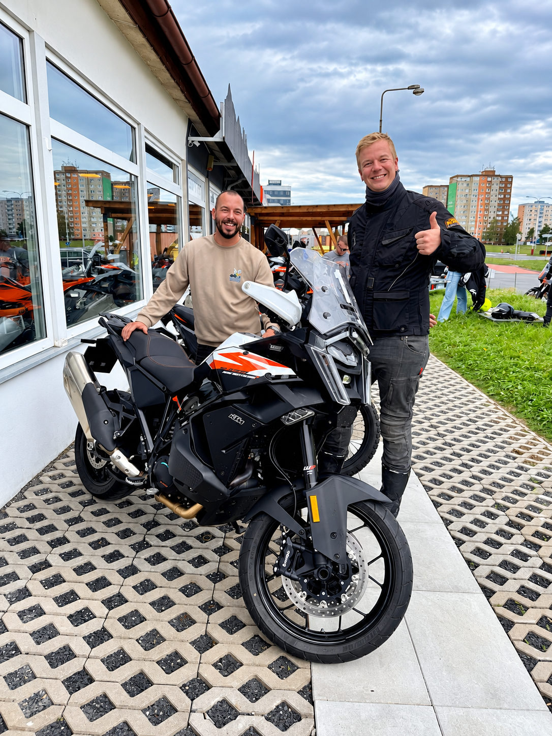 Jezdec a člen týmu u testovacího motocyklu