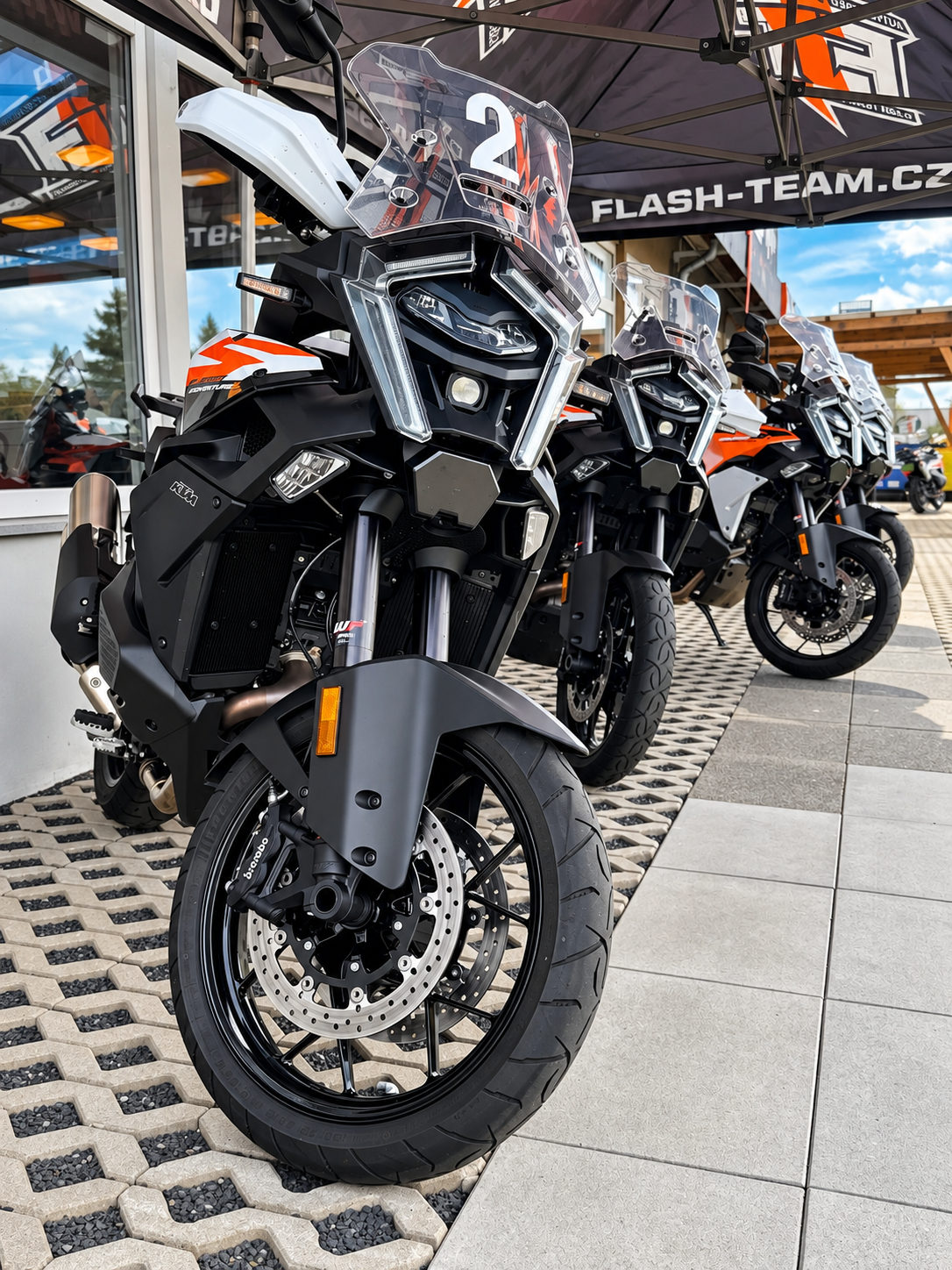 Řada testovacích motocyklů připravených před prodejnou