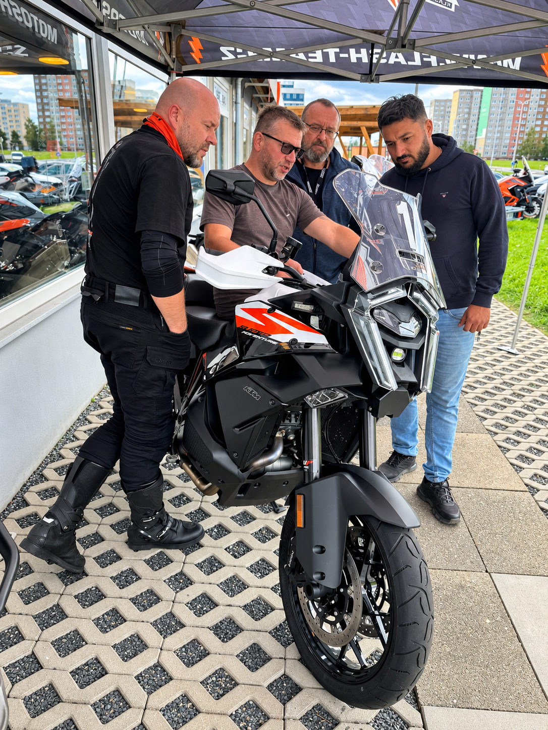 Návštěvníci probírají ovládání motocyklu