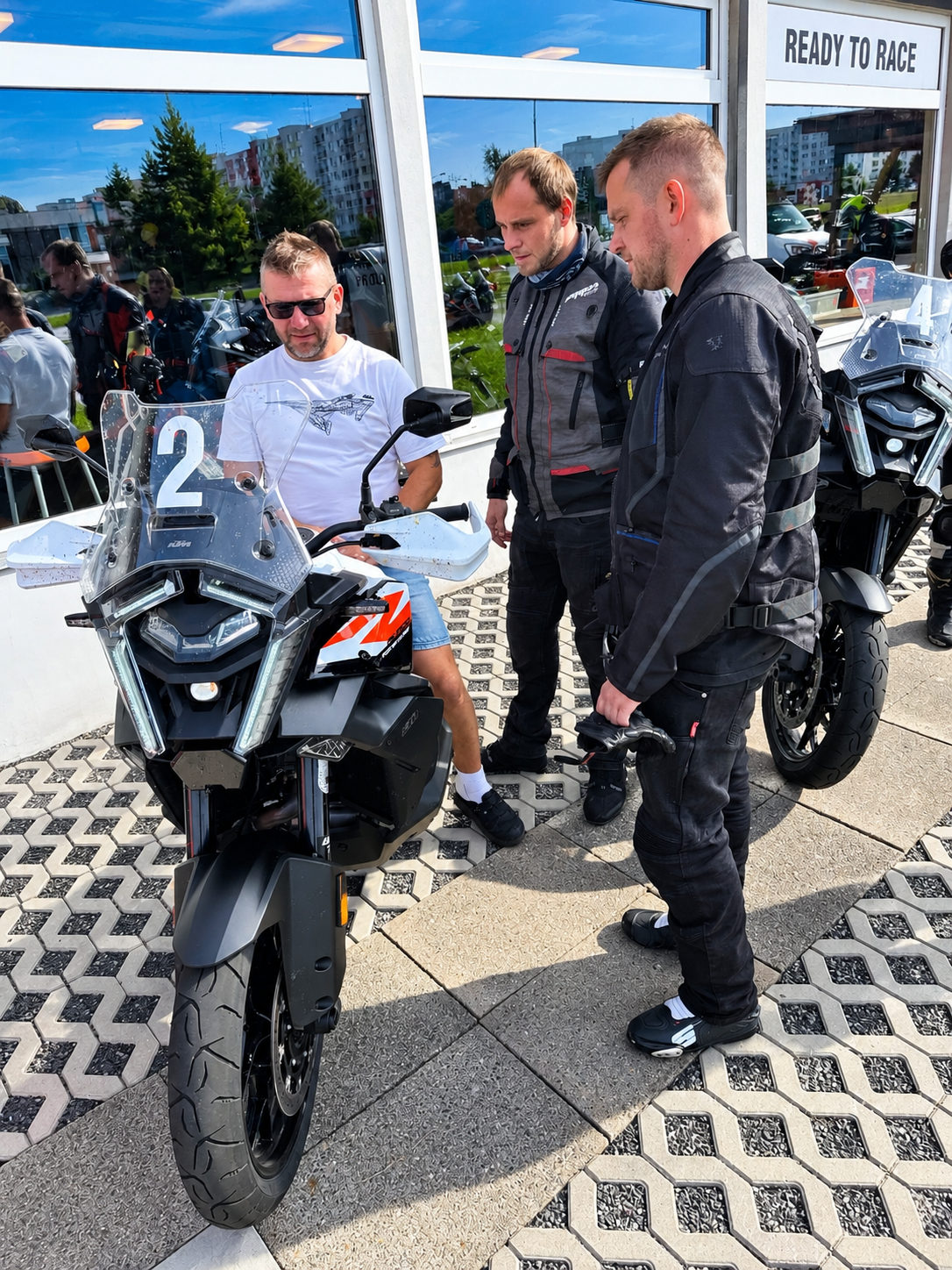 Návštěvníci u motocyklu KTM