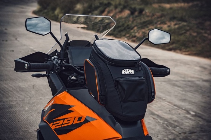 Tankvak upevněný na nádrži motocyklu