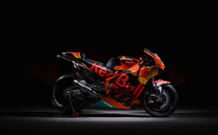 Opotřebená motocyklová pneumatika